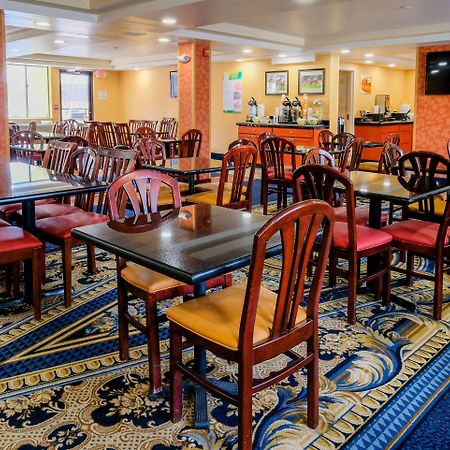 Quality Inn & Suites Lexington Buitenkant foto