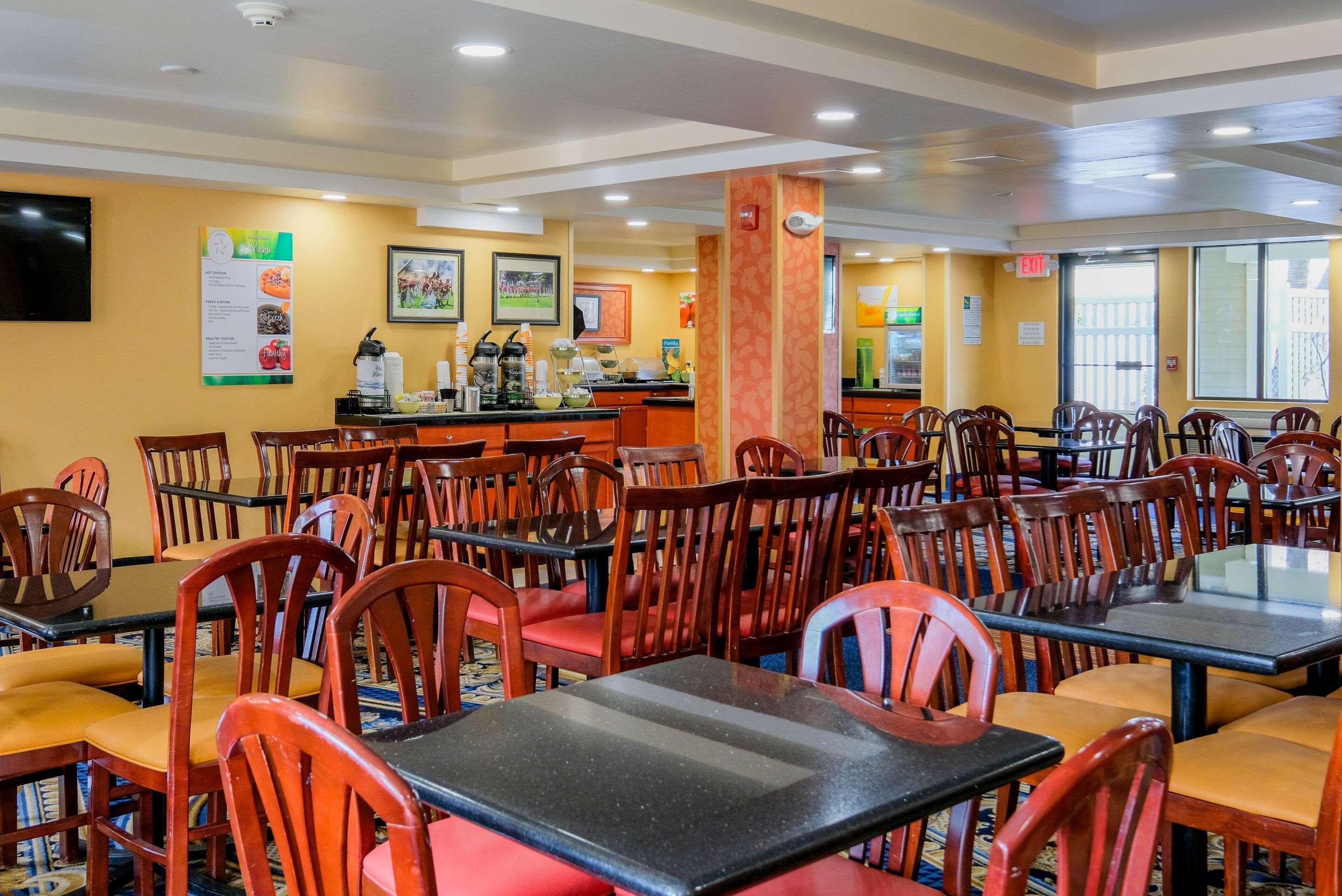 Quality Inn & Suites Lexington Buitenkant foto
