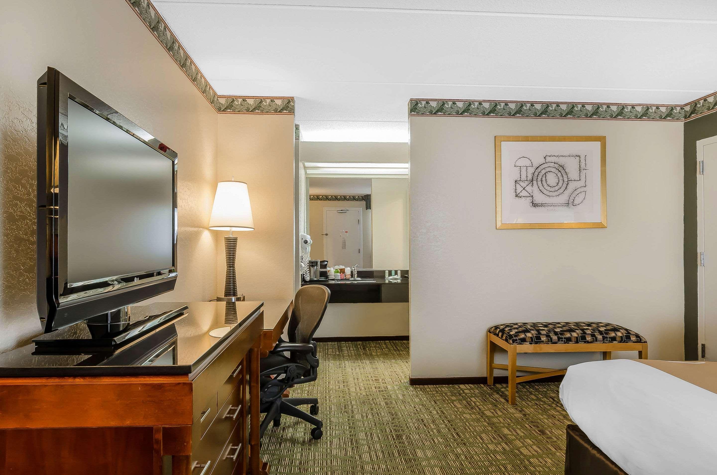 Quality Inn & Suites Lexington Buitenkant foto