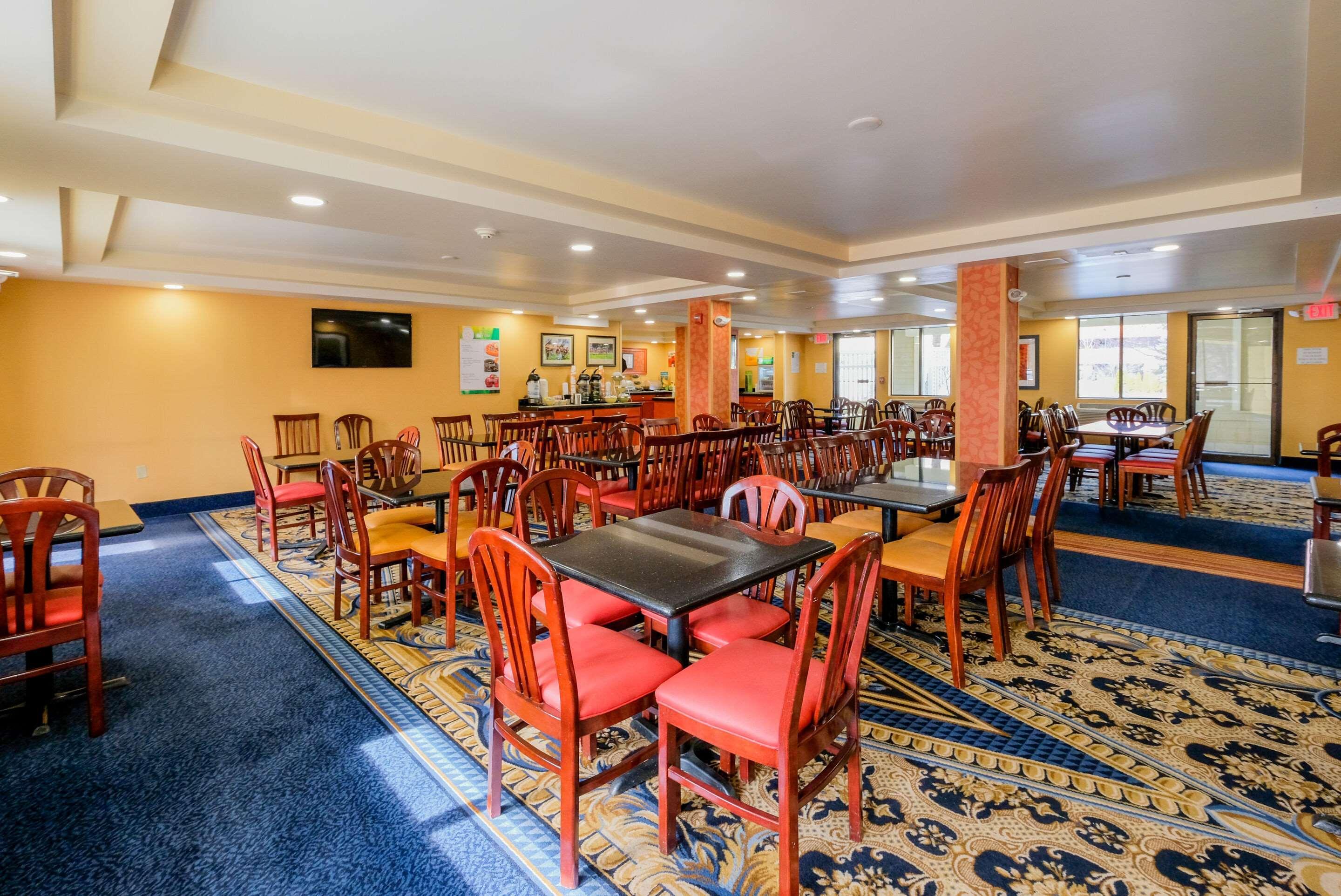 Quality Inn & Suites Lexington Buitenkant foto
